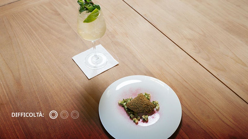 Insalata di cetriolo e mela verde, coriandolo e polvere di lamponi